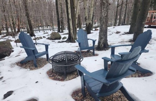 Tobyhanna Cabina | Cozy & Peaceful Retreat with Luxury Hot Tub, Grill, Firepit & Fireplace.