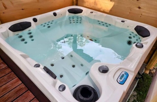 Tobyhanna Cabina | Cozy & Peaceful Retreat with Luxury Hot Tub, Grill, Firepit & Fireplace.