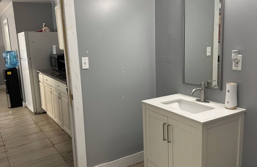 Hyde Park Casa | Cozy, peaceful, very clean, you can work or just get away, weekly or monthly.
