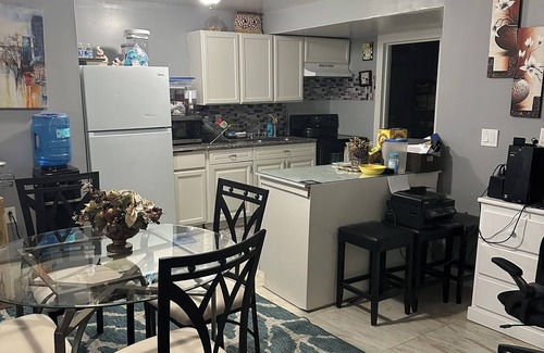 Hyde Park Casa | Cozy, peaceful, very clean, you can work or just get away, weekly or monthly.