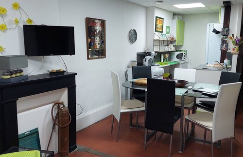 Vailly-sur-Sauldre Cabaña | Acogedor gîte en Vailly-sur-Sauldre: 2 hab., mascotas bienvenidas, WiFi, a minutos de tiendas.