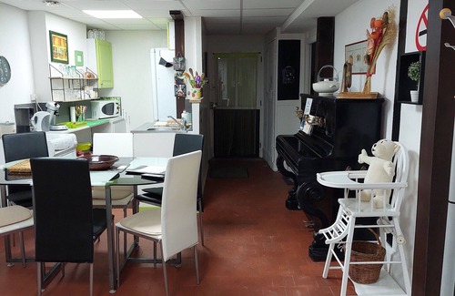 Vailly-sur-Sauldre Cabaña | Acogedor gîte en Vailly-sur-Sauldre: 2 hab., mascotas bienvenidas, WiFi, a minutos de tiendas.