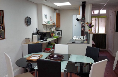 Vailly-sur-Sauldre Cabaña | Acogedor gîte en Vailly-sur-Sauldre: 2 hab., mascotas bienvenidas, WiFi, a minutos de tiendas.
