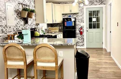Villas Cabaña | Cozy, Pet friendly Coastal Cottage with a private Hot Tub in Cape May county