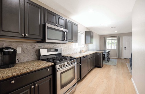 City Heights Casa | Cozy Pet Friendly Escape with Outdoor Dining