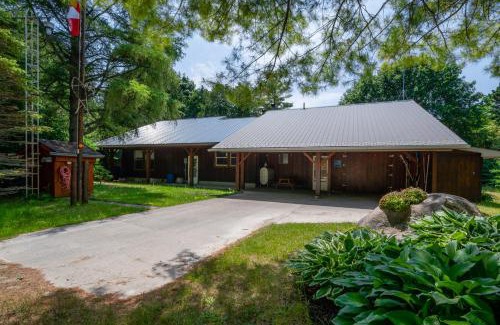 South Bruce Peninsula Casa | Cozy Pet Friendly Getaway W Fireplace
