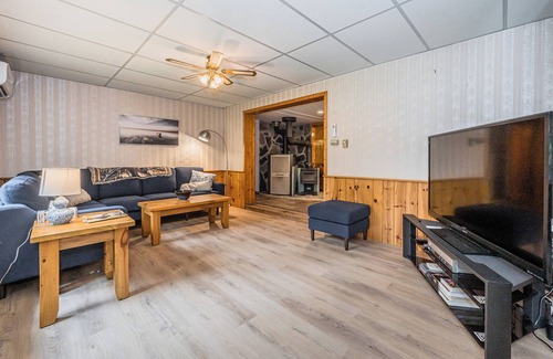South Bruce Peninsula Cabina | Cozy Pet Friendly Getaway w/ Fireplace