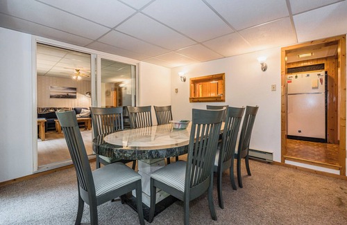 South Bruce Peninsula Cabina | Cozy Pet Friendly Getaway w/ Fireplace