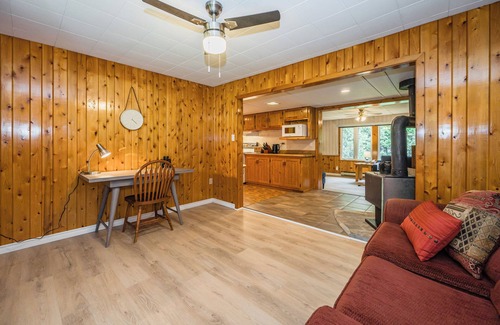 South Bruce Peninsula Cabina | Cozy Pet Friendly Getaway w/ Fireplace