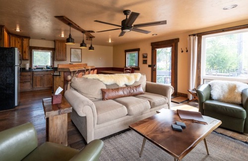 Coram Cabina | Cozy, pet-friendly loft cabin just outside Glacier NP!