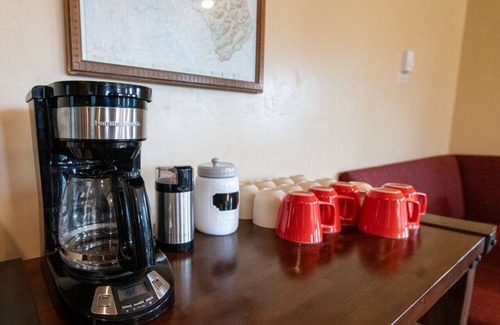 Coram Cabina | Cozy, pet-friendly loft cabin just outside Glacier NP!