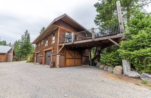 Coram Cabina | Cozy, pet-friendly loft cabin just outside Glacier NP!