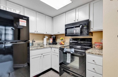 Myrtle Beach Condominio | Cozy Pet Friendly 1 BR with Ocean Views, Pools, Hot Tubs, On-Site Restaurant