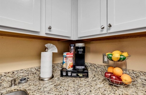 Myrtle Beach Condominio | Cozy Pet Friendly 1 BR with Ocean Views, Pools, Hot Tubs, On-Site Restaurant
