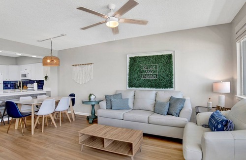 Orange Beach Condominio | Cozy Pet Friendly Beachfront Retreat On Top Floor