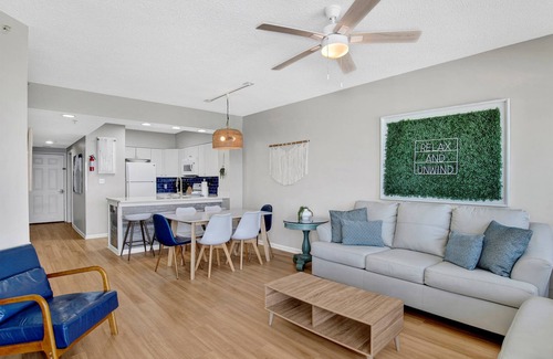 Orange Beach Condominio | Cozy Pet Friendly Beachfront Retreat On Top Floor