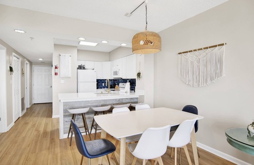 Orange Beach Condominio | Cozy Pet Friendly Beachfront Retreat On Top Floor