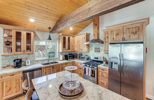 Pine Mountain Club Cabina | Cozy Pine Mountain Club Cabin w/ Large Deck
