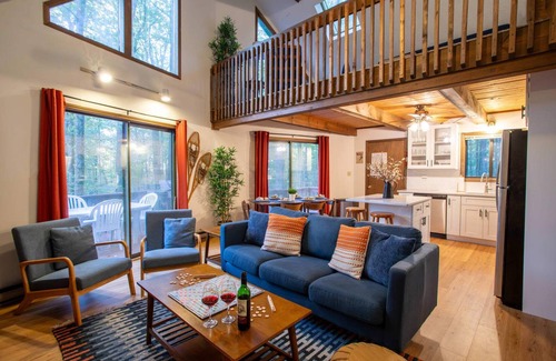 Locust Lake Village Chalet De Esquí | Cozy Pines Chalet in the Poconos with Hot Tub and Fire Pit