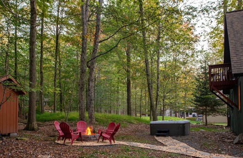 Locust Lake Village Chalet De Esquí | Cozy Pines Chalet in the Poconos with Hot Tub and Fire Pit