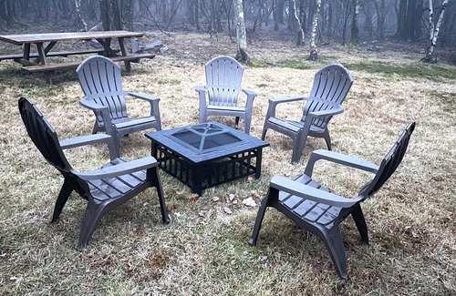 Albrightsville Cabaña | Cozy Pocono Mountain Escape w/Fire-pit, Grill & HotTub Near Water Parks