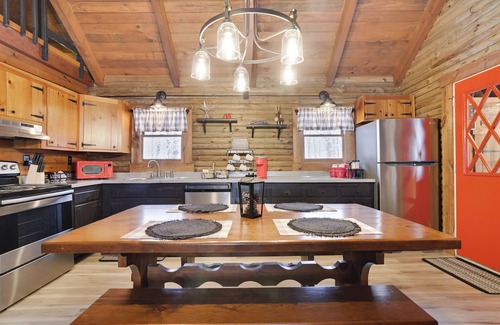 Tobyhanna Cabina | Cozy Pocono Mountain Rustic Log Cabin with Woods View, Loft King Bed