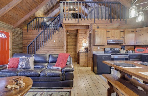 Tobyhanna Cabina | Cozy Pocono Mountain Rustic Log Cabin with Woods View, Loft King Bed
