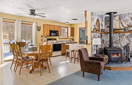 Pocono Lake Casa | Cozy Pocono Ranch in Arrowhead Lake