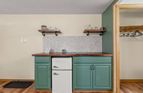 Canadensis Cabina | Cozy Poconos Cabin in the Pines | Firepit & Pickle