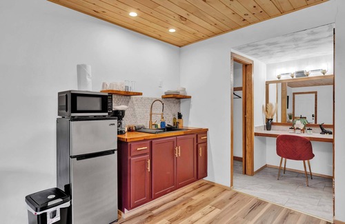 Canadensis Hotel | Cozy Poconos Retreat | Firepits | Pet Friendly
