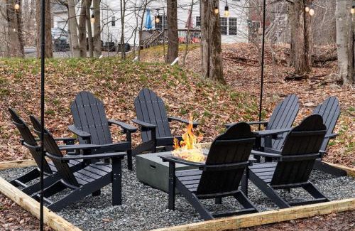 Tobyhanna Casa | Cozy Poconos Retreat - pool table, hot tub, fire pit