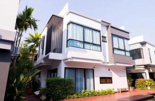 Chang Phueak Villa | Cozy Pool Villa by Golf Course in Chiang Mai Cozy 4BR Pool Villa by Golf