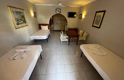 St. Paul's Bay Cama Y Desayuno | Cozy poolside apartment with 5 beds