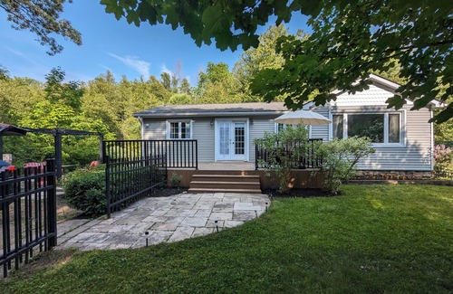 Port Elgin Cabaña | Cozy Port Paradise - Minutes Walk from the Lake