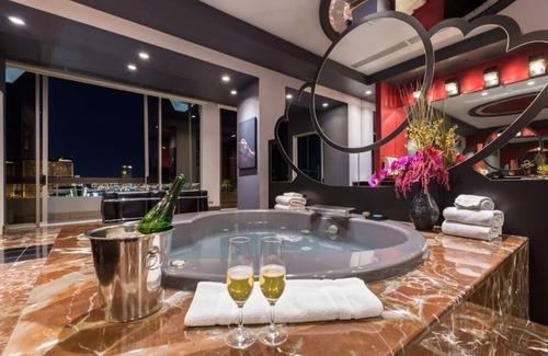 Winchester Complejo | Cozy Presidential 2-bedroom suite in marvelous Las Vegas with fitness room, WiFi