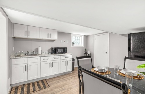Hazel Park Apartamento | Cozy & Private 1BR Basement suite in Hazel Park