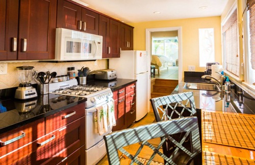 Beach Barber Tract Casa | Cosy & Privamnte, mmmmmmA \ C, patio con mesa Fire Chat