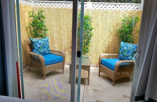 Beach Barber Tract Casa | Cosy & Privamnte, mmmmmmA \ C, patio con mesa Fire Chat