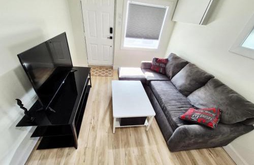 Riverview Apartamento | Cozy Private Bachelor Unit King Size bed