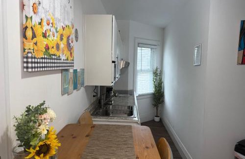 Englewood Casa | Cozy Private bedrooms Kitchen Wifi