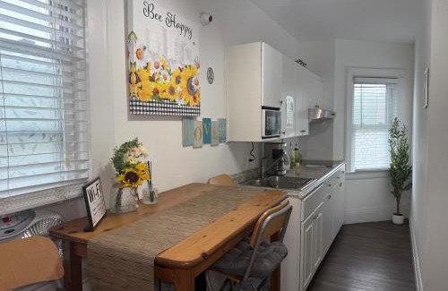 Englewood Casa | Cozy Private bedrooms Kitchen Wifi