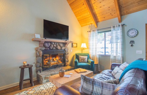 Wrightwood Cabina | Cozy private cabin on ~1/2 acre, min. to ski resort & town. Winter getaway!!