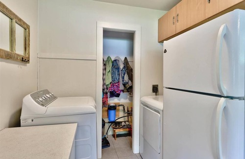 Scotch Creek Cabaña | Cozy Private Cottage Near Lake!