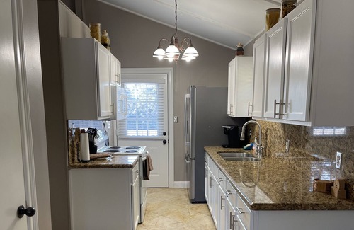 Canyon Lake Cabaña | Cozy, private cottage in the Hill Country (sleeps 6)