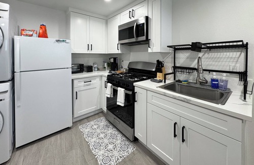 Southwest Anaheim Casa | Cozy Private Guest Suite near Disney & Knotts