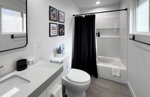 Southwest Anaheim Casa | Cozy Private Guest Suite near Disney & Knotts
