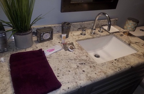 River Ridge Casa | Cozy Private Guest Bedroom near Downtown New Orleans and 15 mins. from airport.