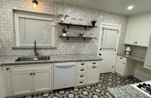 Tulare Casa | Cozy, private parking and centrally located home in Tulare!