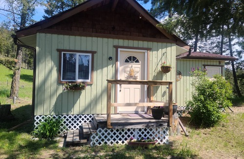 East Kootenay Cabina | Cozy, private, ranch cabin in the beautiful East Kootenay's
