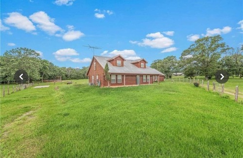 Navasota Cabina | Cozy private room in charming cabin on 20 acre farm